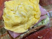 Una foto de tostada de palta y huevo