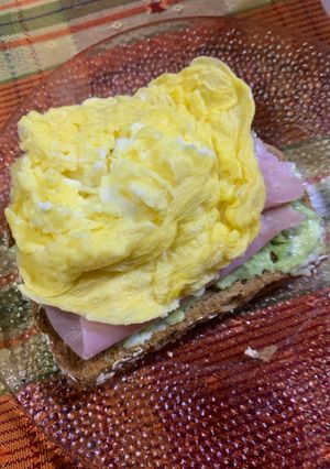 Una foto de Tostada con Palta y Huevo