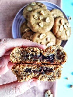 Una foto de 🍪COOKIES DE PEANUTBUTTER CRUNCHY RELLENAS DE CHOCOLATE🍪
