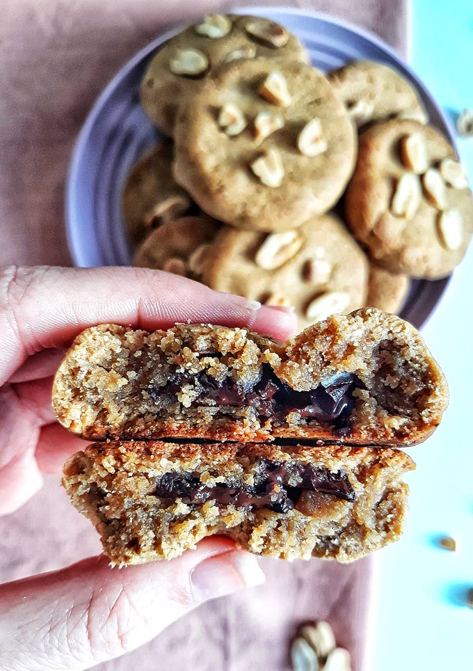 Una foto de 🍪COOKIES DE PEANUTBUTTER CRUNCHY RELLENAS DE CHOCOLATE🍪