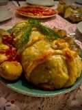 Solomillo Wellington con guarnición de patatas y cebollas francesas