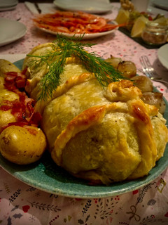 Una foto de Solomillo Wellington con guarnición de patatas y cebollas francesas