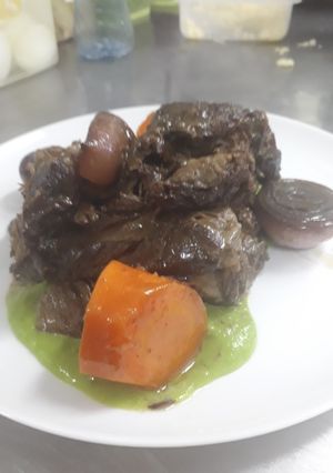 Una foto de Lomo braseado con puré de arvejas y verduras glaseadas