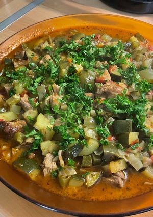 Une photo de Courgettes, poivrons et tomates à l'agneau et épices