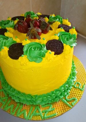 A picture of Vanilla and red velvet cake.