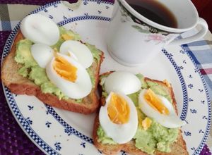 Una foto de Tostadas con aguacate y huevo desayuno saludable... 😋👌