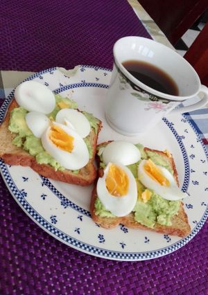 Una foto de Tostadas con aguacate y huevo desayuno saludable... 😋👌