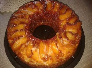 Una foto de Torta invertida de durazno