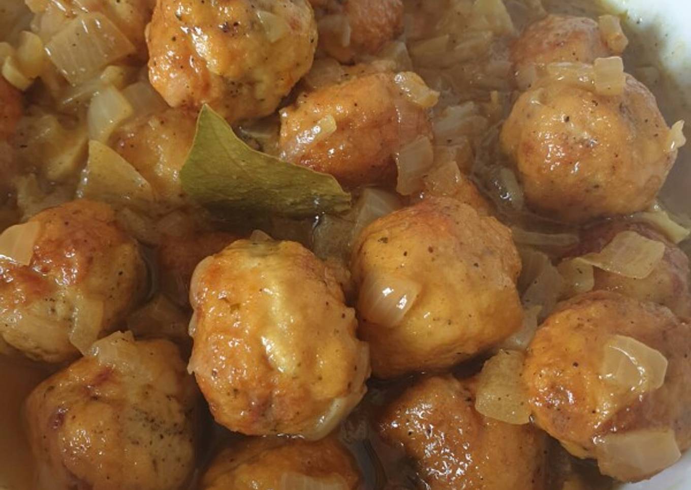 Albóndigas de pechugas de pollo en salsa de curry