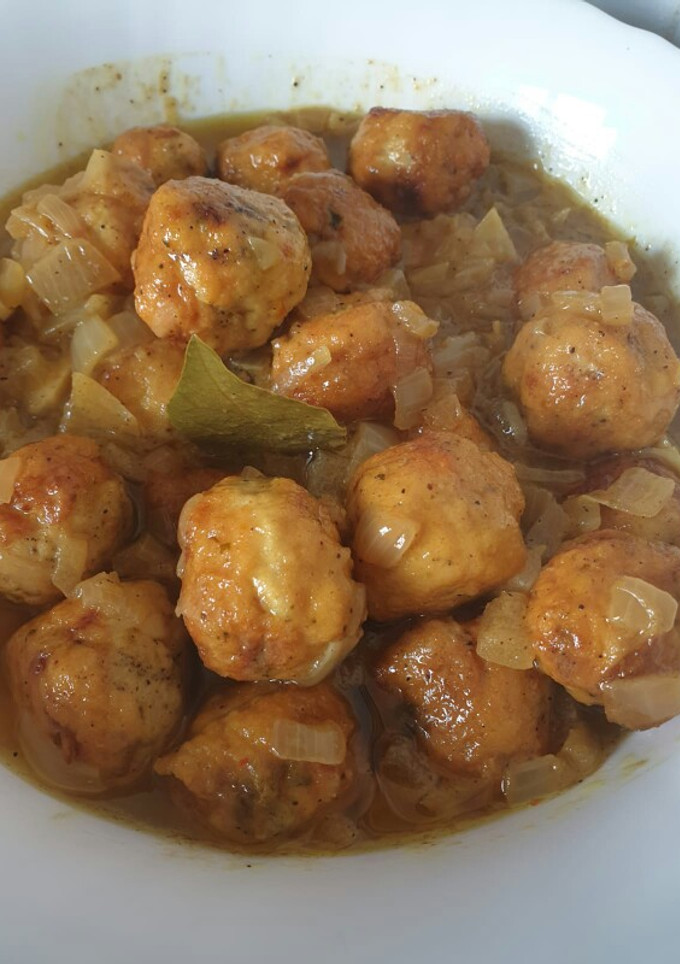 Una foto de Albóndigas de pechugas de pollo en salsa de curry