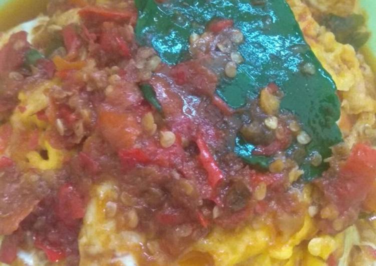 Telor Ceplok Balado Daun Jeruk