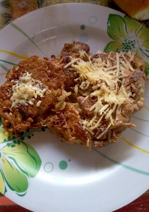 Una foto de Muslos de pollo deshuesados con papas rosti