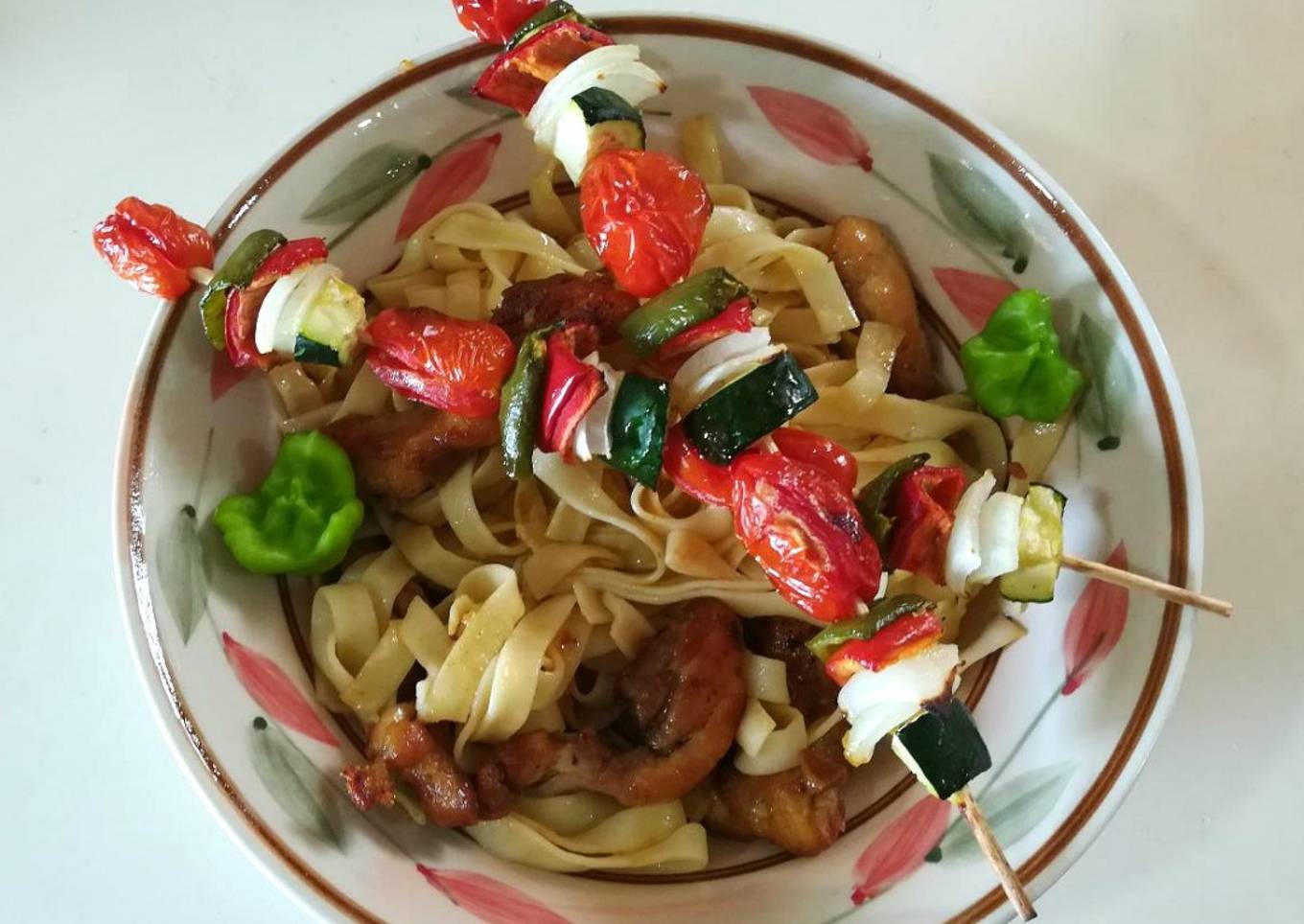Cintas con pollo y brochetas de verdura