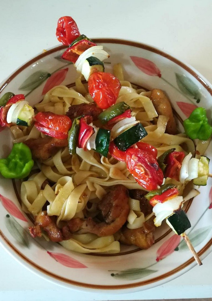 Una foto de Cintas con pollo y brochetas de verdura