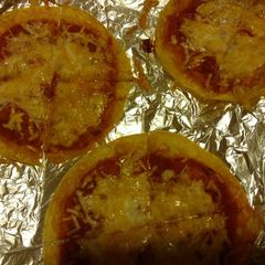 A picture of 100 calorie snack pizza.