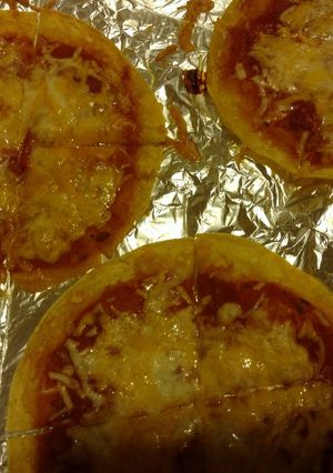 A picture of 100 calorie snack pizza.