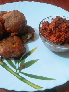 बटाटा बड़ा विथ गार्लिक चटनी (Batata bada with garlic chutney recipe in hindi) रेसिपी मुख्य फोटो