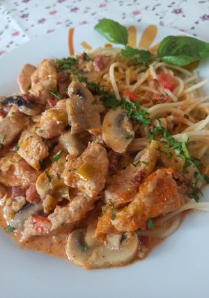 Tejszínes, póréhagymás, gombás pulykamell recept fotója