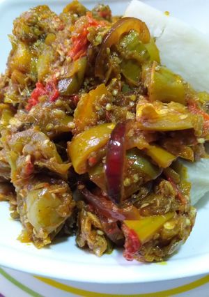 A picture of Garden egg sauce with yam.