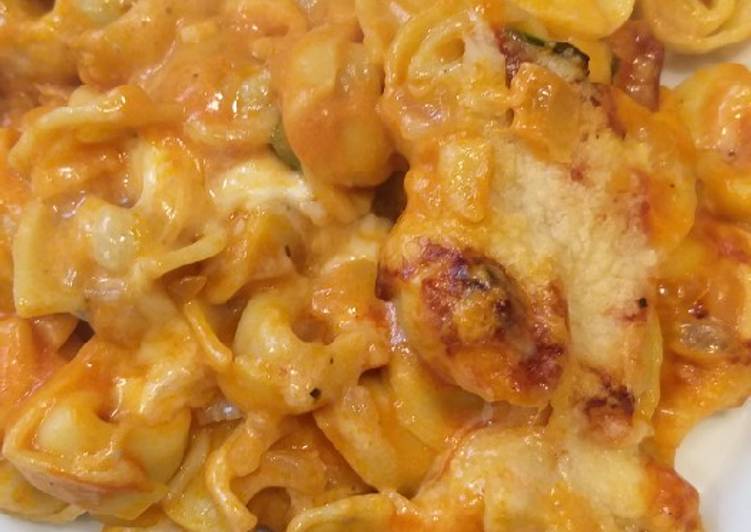 Tortellini de carne con salsa de queso