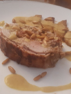Una foto de Solomillo de cerdo relleno con salsa de curry