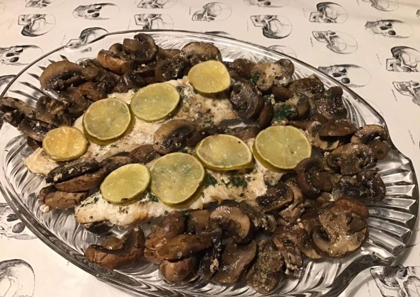 Filets de loup de mer aux champignons bruns,concentré de fruits et citron vert