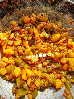 सिमला मिरची बटाटा भाजी (Shimla Mirchi Batata Bhaji Recipe In Marathi) रेसिपी चे मुख्य फोटो