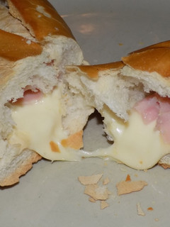Una foto de Pan relleno al horno caliente entero