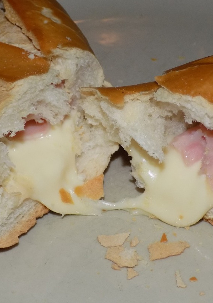 Una foto de Pan relleno al horno caliente entero