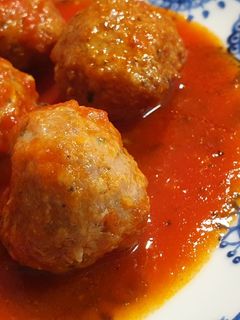 Una foto de Albóndigas mixtas en salsa de tomate y vino tinto