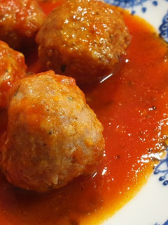 Una foto de Albóndigas mixtas en salsa de tomate y vino tinto