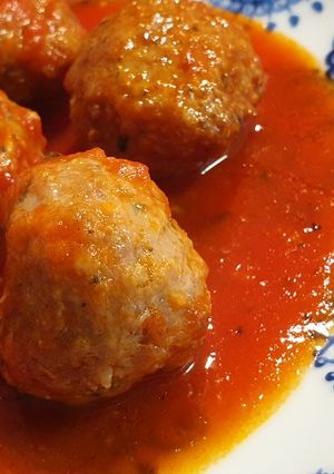 Foto principal de Albóndigas mixtas en salsa de tomate y vino tinto
