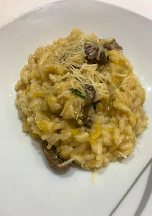 Una foto de Risotto de zapallo con portobellos y albahaca