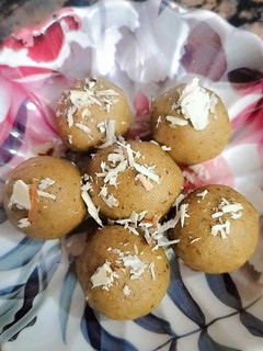 गुड़ सत्तू के लड्डू रेसिपी मुख्य फोटो