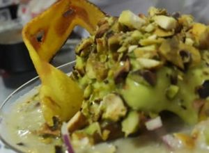 Una foto de Ceviche de mero, con cremoso de aguacate y pistacho