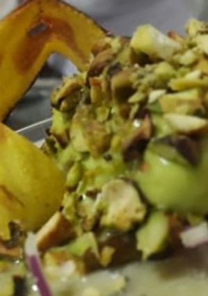 Una foto de Ceviche de mero, con cremoso de aguacate y pistacho