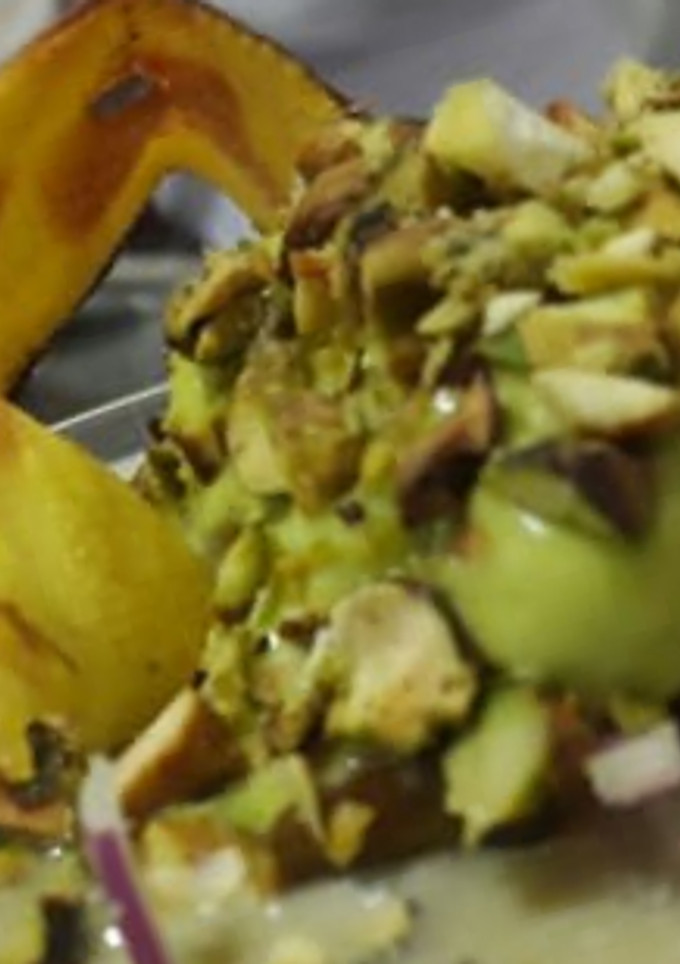 Una foto de Ceviche de mero, con cremoso de aguacate y pistacho