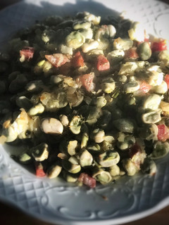 Una foto de Habitas baby con jamón ibérico