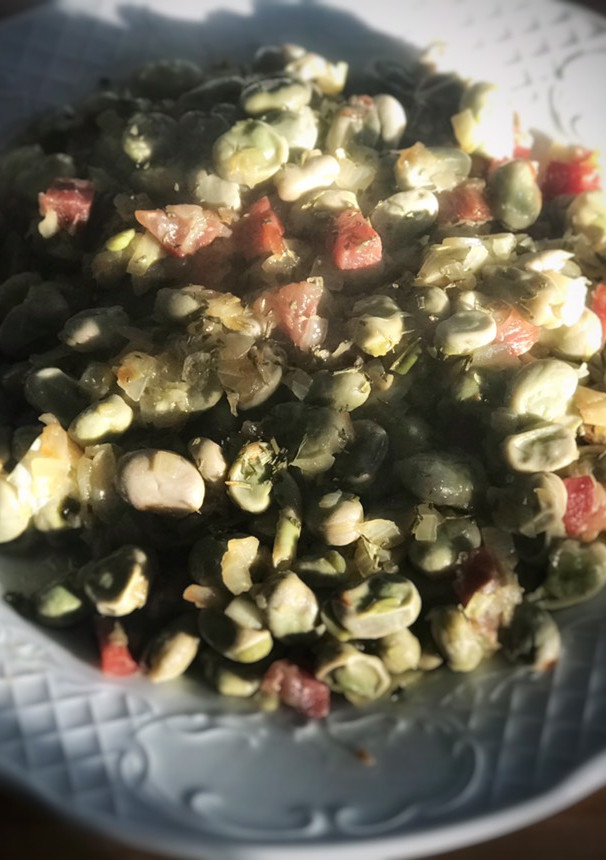 Una foto de Habitas baby con jamón ibérico