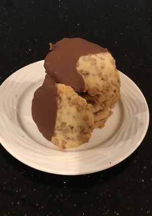 A picture of Milk Chocolate Dipped Toffee Shortbread Cookies.