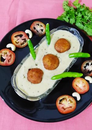 A picture of Malai kofta (in white curry).