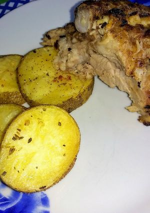 Una foto de Lechón con papas al horno