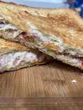 Sandwich tonno pomodori mayo e insalata