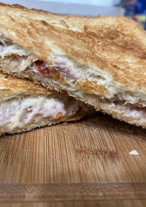 Foto di Sandwich tonno pomodori mayo e insalata