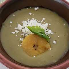 Una foto de Crema de arvejas con plátano
