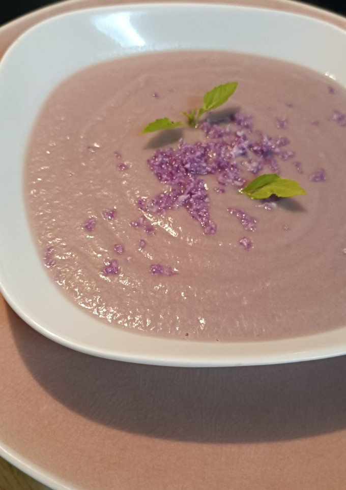 Una foto de Crema de coliflor morada