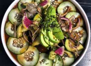 Una foto de Aguachile negro de camarón