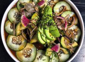Una foto de Aguachile negro de camarón