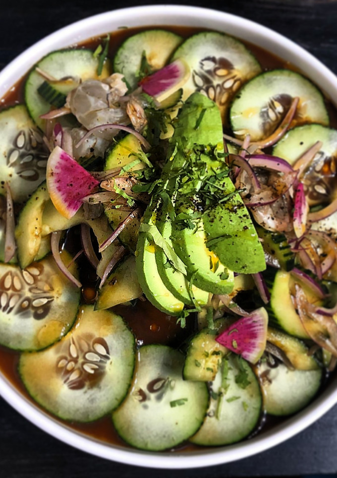 Una foto de Aguachile negro de camarón
