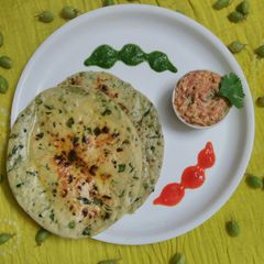 A picture of Hara Chana paneer paratha.